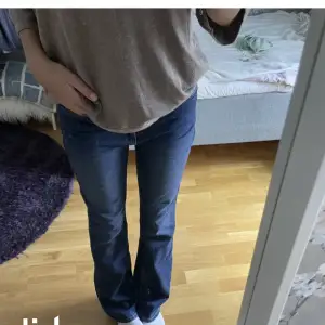 Blåa bootcut jeans, nypris ca 800!!