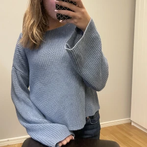 Stickad tröja - Säljer denna stickade tröjan från na-kd i stl S. Den är i bra skick. Säljer för 50kr+frakt❤️