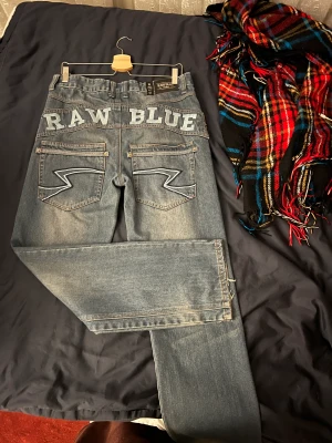 Snygga jeans - Snygga jeans köpta second hand, storlek 32/32 men sitter fint på mig som brukar ha s och är 163cm lång 🫶jättesnygga med tryck på rumpan