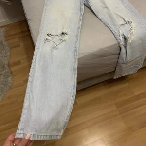 Säljer dessa Jeans för ett lågt pris!  Finns små gula fläckar om du är vid intresse skriv privat så visar jag fläckarna. 