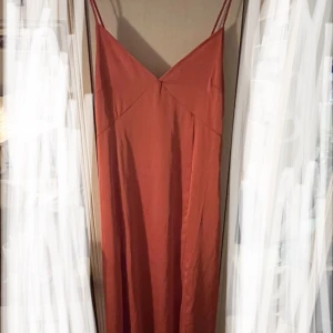 Lång klänning - Orange/rosa/röd aktig klänning från HM. Använd 2 gånger. Super fin. 