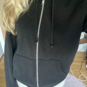 Svart zip up hoodie från h&m i divided❣️