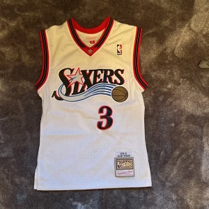 Iverson Linne - Ett swingman Allen Iverson basket linne i storlek XS. Passar bra till personer från 12-15. Använd cirka 10 gånger Priset är inte fast och kan diskuteras inom köp. Kan hämtas på plats men kan också fraktas och kunden betalar frakten.