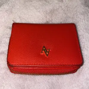 Säljer nu denna röda plånbok. Säljer vid skäl av att den inte kommer till användning längre. Den är lite sliten i nedre vänstra hörnet (se bild 1). Den är köpt på Newyorker. Pris kan diskuteras❤️