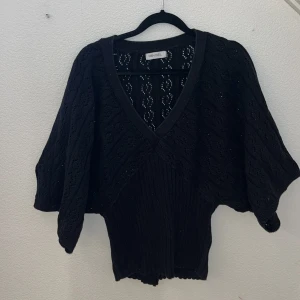 Jätte fin svart tröja - Jätte fin svart glittrig tröja! Den är jätte fin och sitter smalt i midjan och lite större vid armarna. Storlek L och passar nog bättre på folk med mellan till stora byst. 