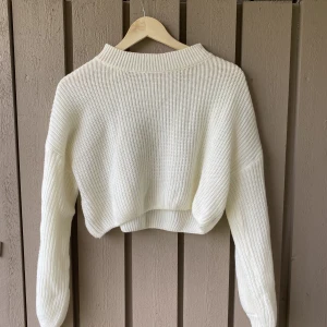 Stickad tröja - Vit stickad tröja, den är lite kortare över magen men lite längre vid ärmarna! Perfekt nu till hösten, endast använd en gång.