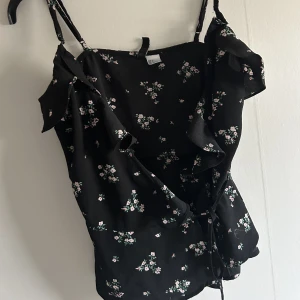 Blommigt linne med volanger - Blommigt linne med volanger och snörning