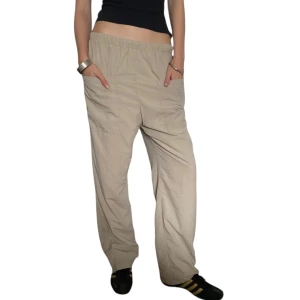 Cargo pants - Feta cargo pants med dragkedja där nere! Resorband i midjan så dom är stretchiga💪🏼