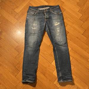 Nudie jeans i storlek 32W30L Lite slitage på jeansen