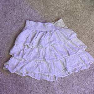 En fin kjol i storlek 170 som är helt oanvänd, ändast tvättad och testad. Ej använt den pågrund av att den inte riktigt är min stil. 