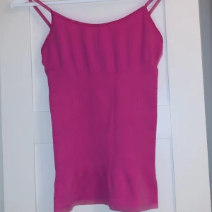 Tajt rosa linne  - Basic tajt ribbad rosa linne 