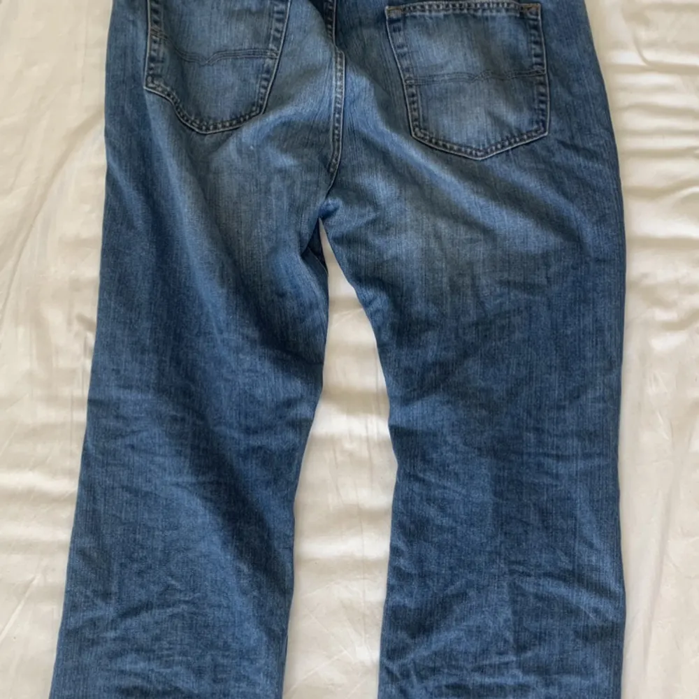 Blåa jeans från Grant. Väldigt fina detaljer och bra skick! Har använts väldigt få gånger.. Jeans & Byxor.