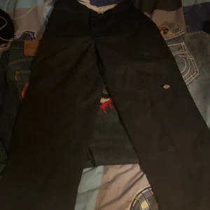 DICKIES DUBBLE KNEE - *DICKIES DOUBLE KNEE**säljer mina dickies dubble knees jag inte använder, bra skick, strl w28/L30, kontakta vid intresse för snabb och enkel affär :) möts upp i Gävle eller fraktar jag!! Pris kan diskuteras