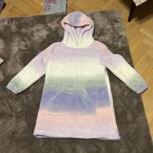 Mega gosig lång hoodie!!  - Den här ”hoodin” är super skön och Perfect till film kvällar! Så gosig asså!! 😌😌