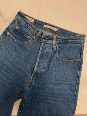Levi’s Ribcage Straight Jeans Dark Wash - Mörkblåa jeans från Levi’s i modellen Ribcage FRI FRAKT Straight storlek 27. Säljer då de inte passar 💖Använda men inte slitna. Endast knappar, ingen dragkedja i gylfen