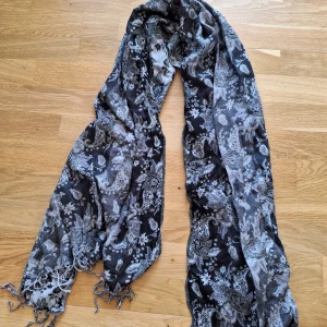 Svart/vit sjal - Svart/vit sjal i bra skick 