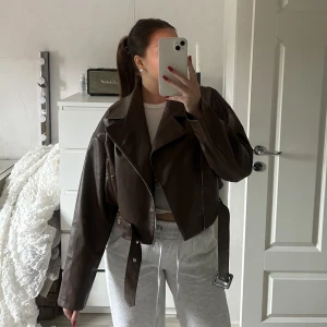 Brun skinnjacka - Brun skinnjacka, super snygg nu till hösten, har en oversized passform i storlek M 🤎