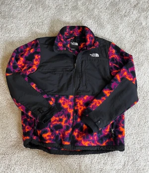 The north face fleece jacka - Jag säljer min nästan oanvända north face fleecejacka då den är lite stor för mig. Jag är en S/M men fleecen passar M/L. Väldigt limiterad fleece. Meddela mig gärna om ni har frågor om fleecen eller vill se fler bilder. Pris kan diskuteras vid snabb affär