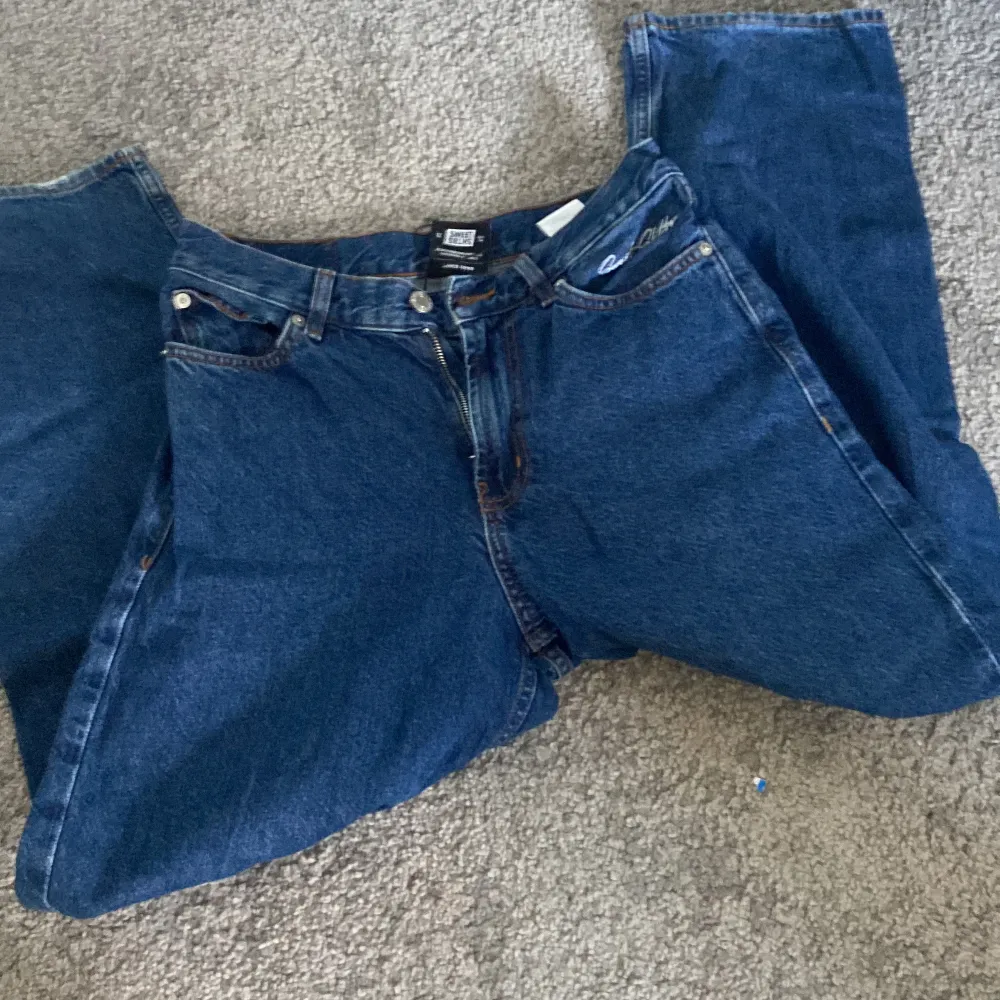 Coola baggy jeans har lagt up likadana fast gråa dem har exakt samma modell och storlek . Jeans & Byxor.