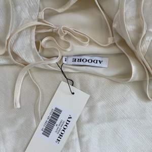 Fin klänning från Adoore. Vit (cream white). Jättefin men rensas ur garderoben då den inte kommer till användning. Oanvänd. Nypris 1 395 kr. 