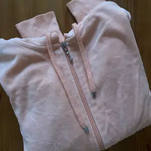 En persiko/aprikos färgad hoodie från Cubus. Knappt använd. 