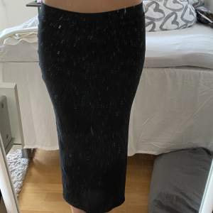 Säljer denna snygga svarta lång kjolen! Längd: 79cm Midja 35cm Säljer för 150kr❤️