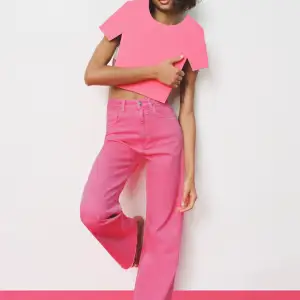 Ett par rosa wide leg och high waist jeans från Zara🌷 I utmärkt skick. Använda ett fåtal gånger.  Säljer pga för små.  Storlek 40 men de är små i storleken.  För fler bilder skicka PM🩷