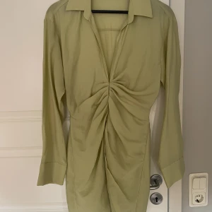 Klänning Zara - En grön oanvänd klänning från zara, med mönster i mitten. Klänningen är i storlek S och är ej genomskinlig. 