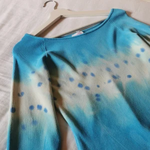 Vintage topp - Vintage topp köpt på humana. I superfint skick! Trekvartsärm. Storlek L men passar mer M kanske tom S. Urringningen är boatneck, men kan även bäras som off-shoulder. 