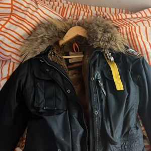 Storlek M - Säljer den för 550, går att snacka om prisen. 