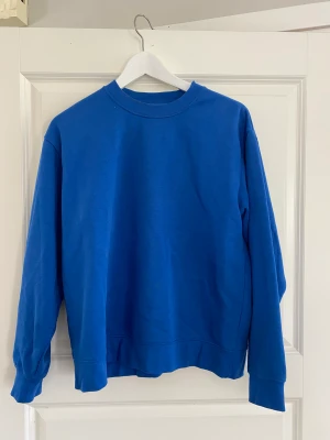 Sweatshirt - Blå sweatshirt från JJXX. Nästan helt oanvänd så i väldigt fint skick. 