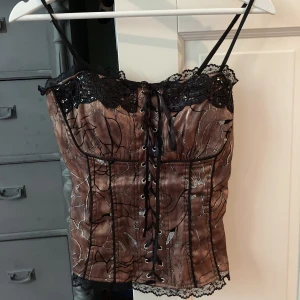 Korsett topp - jättefin korsett liknade topp! brun glitter,spets detaljer och justerbara band