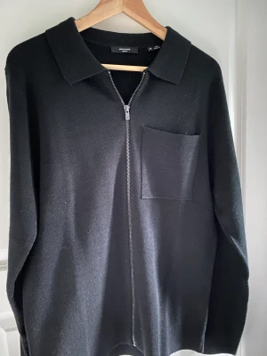 Svart stickad overshirt - Rensar ur garderoben därav säljer jag denna stickade overshirt från Jack and Jones. Nästan aldrig använd