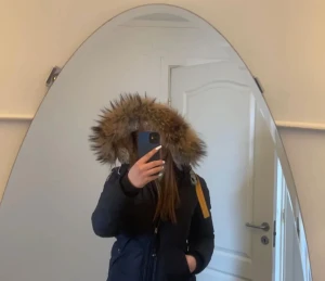 Parajumpers jacka  - Säljer min fina parajumper jacka då den inte är min stil längre. I storlek xs men passa s och mig som har medium i allt. Köpte för 10 000. Kan mötas i t-centralen eller i Haninge. Kan skicka fler bilder på den vid intresse.