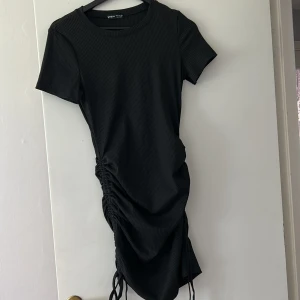 Ny klänning  - Ny klänning, ribbad, och man kan själv bestämma längden på den me tanke på snörerna på sidorna 