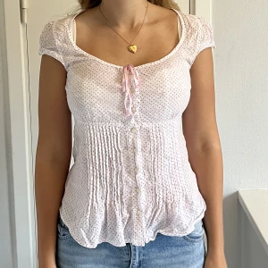 Blus med rosett  - Jättegullig prickig blus med rosa rosett därframme. Använd 2 gånger🩷😚.