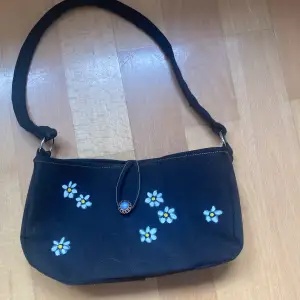 Handgjord upcyclat jean väska med blommor!