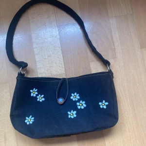 Handgjord väska  - Handgjord upcyclat jean väska med blommor!