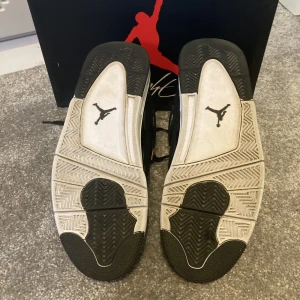 Jordan 4 royalty 44 - Ett par 1/1 Jordan 4 royalty som knappt är andvända🤴