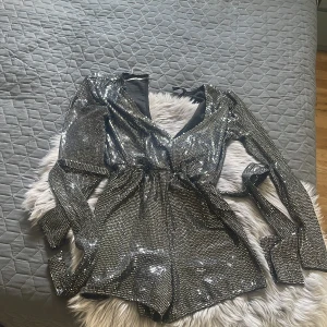 Kort Jumpsuit använd bara en gång. - Kort jumpsuit från Amisu. 150kr. Mörkgrå. 150kr