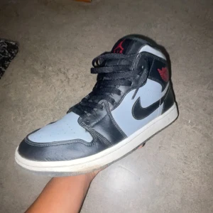 jordan 1 mid shadow red - Ny pris 2500 fina par skor säljer dom pga att dom inte passar längre, pris kan diskuteras 
