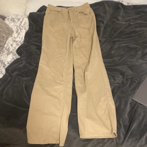Jeans  - Jeansen är knappt använda, är i bra skick, de är hela. Storleken är 36