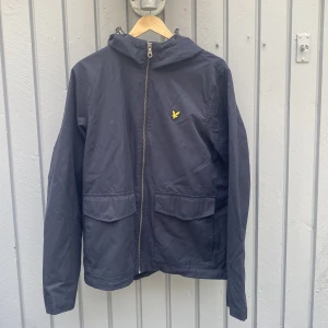 Jacka  - Bra skick då eftersom inte mycket använd. Kan ha lite smuts dock men det går att tvätta. Sitter dåligt på mig på bild eftersom det är S och jag är vanligtvis L. Pris 350 går att diskuteras