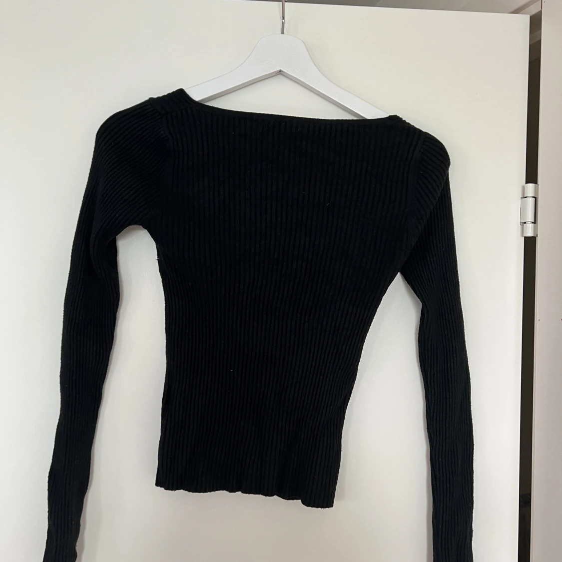 Svart topp med fyrkantig urringning  - 92