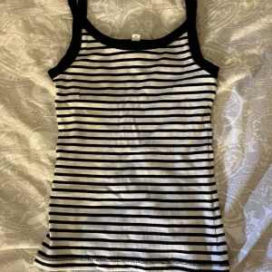 Ribbat linne  - Linne från hm! Helt nytt utan prislapp(därför kan jag ej lämna tillbaka) PASSAR XS-M! 