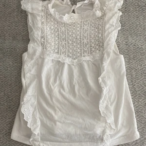 Vit blus  - Jätte fin blus från mango i bra skick. Storlek Xs men passar också S. Skriv om du är intresserad, köparen står för frakten💓💓
