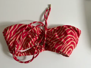 Bikini från VIX Paula Hermanny - Röd leopard bikini🤩 Sitter jättesnyggt!!    Storlek: XS topp och underdel    Inga defekter!! Använd endast några gånger. Köpt i seperata delar för 1500kr styck ungefär  Skriv om ni har frågor!!💓