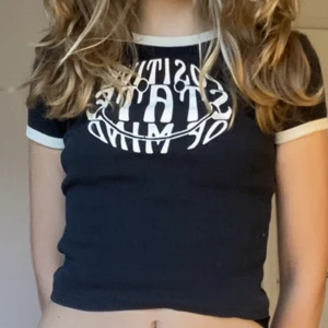 super fin crop top från H&M!🩷 - En tröja i nyskick som andvänds fåtal gånger!⭐️ super fin men har tyvärr växt ur mig. 