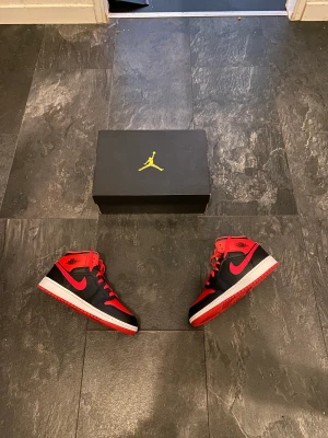Jordan  - Jordan 1 mid alternate bred  Storlek: 38,5 Cond: 10/10 (brand new) Pris: 1999kr