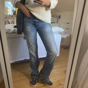 Snygga ljusblåa bootcut jeans! Köptes här på plick men satt tyvärr för tajt i midjan. De är välanvända och slitna nertill, inget man lägger märke till dock. Jag är 173 och de är långa på mig precis som jag vill ha det. Hör av er om ni vill ha fler bilder🙌